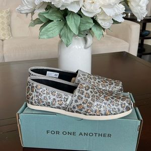 NWT Toms classic Alpargata 7.5